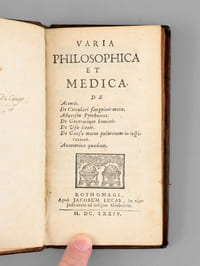 Varia Philosophica et Medica. De Atomis. De Circulari sanguinis motu. Adversus Pyrrhonios. De Generatione hominis. De Usu lienis. De Causa motus pulmonum in ispiratione. Anatomica quaedam. [ Edition originale ]