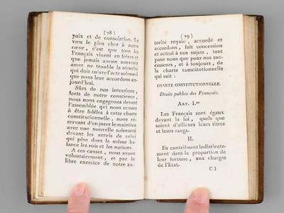 La Constitution Française, avec les Discours du Roi et de Mgr le Chancelier ; Les Adresses de la Chambre des Pairs et de celle des Députés ; Suivis de la liste nominative des Pairs de France, et du Traité de Paix signé à Paris le 30 mai 1814