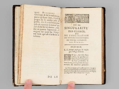De la Singularité des Clercs, ou De l'Obligation où sont les Ecclesiastiques de Vivre Separez des Femmes. Traduit de l'Original latin qui se trouve ...