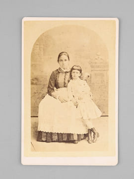 Lot de 43 portraits photographiques anciens sur carton format 10,8 x 16,5 cm, entre 1875 et 1888 dont 9 photographies prises à San Francisco (Taber, ...