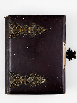 3 Albums photos anciens, provenance bordelaise, vers 1872-1920 : Album in-12 : daté de 1872 - Album in-8 daté 1890-1920 : grand-père John Williams ; ...