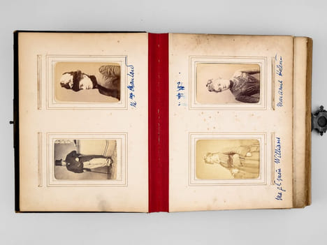 3 Albums photos anciens, provenance bordelaise, vers 1872-1920 : Album in-12 : daté de 1872 - Album in-8 daté 1890-1920 : grand-père John Williams ; ...