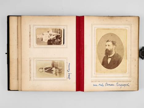 3 Albums photos anciens, provenance bordelaise, vers 1872-1920 : Album in-12 : daté de 1872 - Album in-8 daté 1890-1920 : grand-père John Williams ; ...