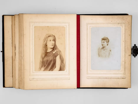 3 Albums photos anciens, provenance bordelaise, vers 1872-1920 : Album in-12 : daté de 1872 - Album in-8 daté 1890-1920 : grand-père John Williams ; ...