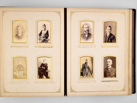 3 Albums photos anciens, provenance bordelaise, vers 1872-1920 : Album in-12 : daté de 1872 - Album in-8 daté 1890-1920 : grand-père John Williams ; ...