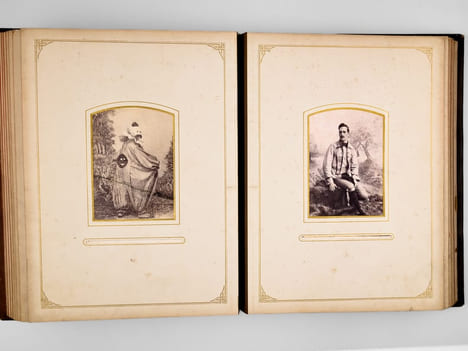 3 Albums photos anciens, provenance bordelaise, vers 1872-1920 : Album in-12 : daté de 1872 - Album in-8 daté 1890-1920 : grand-père John Williams ; ...