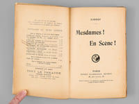 Mesdames ! En scène ! [ Livre signé par l'auteur ]