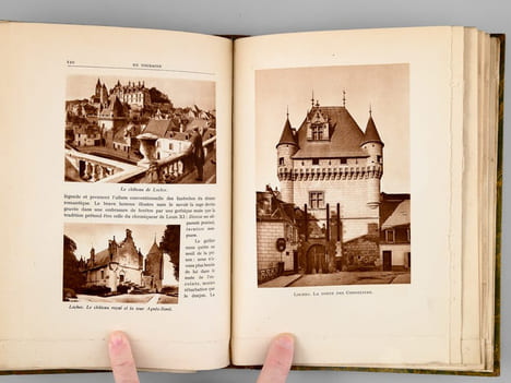 En Touraine et sur les bords de la Loire (Châteaux et Paysages). Ouvrage orné de 253 héliogravures.  [ exemplaire sur grand papier ]. DEBRAYE, Henri