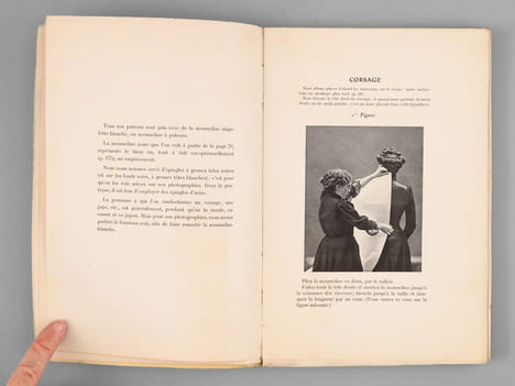 Coupe et Assemblage par le Moulage (on joint le prospectus publicitaire de 4 pages sur l'ouvrage). BERGE, Mme (née Guyard de la Croix)