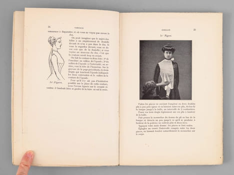 Coupe et Assemblage par le Moulage (on joint le prospectus publicitaire de 4 pages sur l'ouvrage). BERGE, Mme (née Guyard de la Croix)