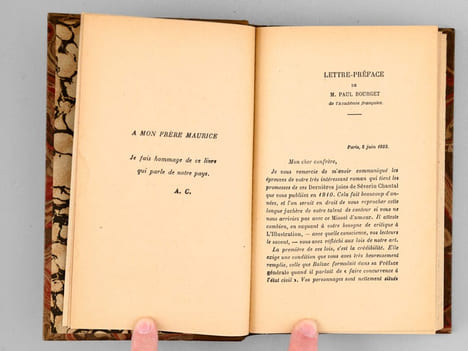 [ Lot de 9 ouvrages reliés en reliures assorties : ] Le Missel d'amour ; Le masque aux yeux d'or ; Régine Romani ; Moussia ; Les Amants du Lac ; ...