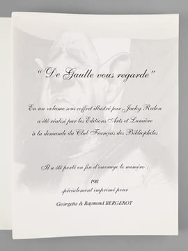 De Gaulle vous Regarde [ Un des 300 exemplaires numérotés avec les 32 planches à plat sous Portefeuille ] Caricatures et dessins originaux de Jacky ...