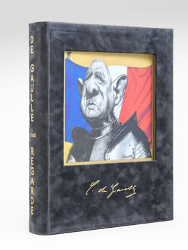 De Gaulle vous Regarde [ Un des 300 exemplaires numérotés avec les 32 planches à plat sous Portefeuille ] Caricatures et dessins originaux de Jacky ...