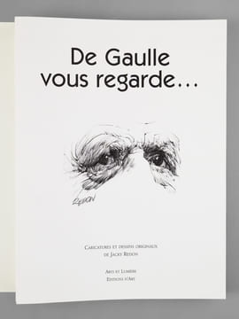 De Gaulle vous Regarde [ Un des 300 exemplaires numérotés avec les 32 planches à plat sous Portefeuille ] Caricatures et dessins originaux de Jacky ...