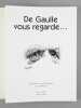 De Gaulle vous Regarde [ Un des 300 exemplaires numérotés avec les 32 planches à plat sous Portefeuille ] Caricatures et dessins originaux de Jacky ...