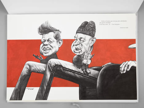 De Gaulle vous Regarde [ Un des 300 exemplaires numérotés avec les 32 planches à plat sous Portefeuille ] Caricatures et dessins originaux de Jacky ...