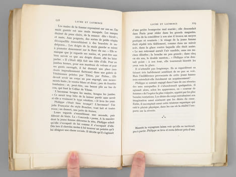 Laure et Laurence [ Edition originale - Livre dédicacé par l'auteur ]. VAUDOYER, Jean-Louis