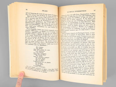 Figaro ou la vie de Beaumarchais [ Livre signé par l'auteur - Envoi à Maurice Druon ]