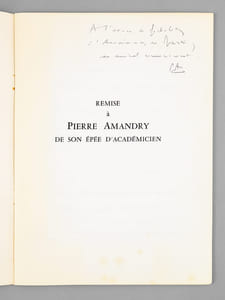 Remise à Pierre Amandry de son épée d'Académicien [ Livre dédicacé par Pierre Amandry à Maurice Druon ]