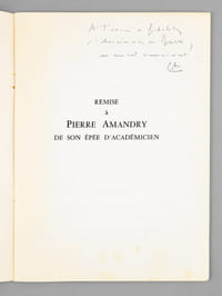 Remise à Pierre Amandry de son épée d'Académicien [ Livre dédicacé par Pierre Amandry à Maurice Druon ]