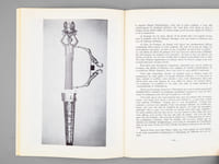 Remise à Pierre Amandry de son épée d'Académicien [ Livre dédicacé par Pierre Amandry à Maurice Druon ]