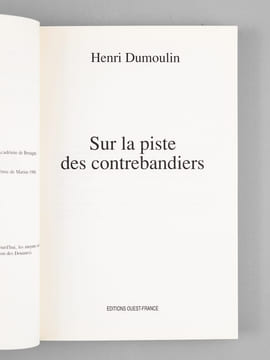Sur la piste des contrebandiers , du XVIIe siècle à nos jours. [ Exemplaire dédicacé par l'auteur ]. DUMOULIN, Henri
