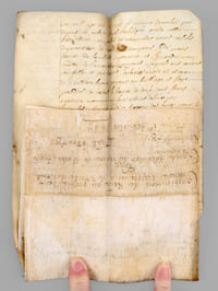 [ Manuscrit : Acte de Constitution de Rente au profit des Dames Religieuses de Ste Ursule de Vesoul, capital de 1600 livres, rente de 8 livres due par les débiteurs Claude Jacoulot le Jeune et Barbe Hugot sa femme, terme au 1er fevrier 1667 et Acte de Cession partielle des droits  du défunt Jacoulot, le 21 décembre 1700, à Maître Sébastien Seguin, "procureur au bailliage et siège présidial de Vesoul". Les Ursulines de Vesoul sont représentées par la Révérende Mère Soeur de la Nativité, Supérieure, et Révérénde Mère Sœur de l'Annonciation, procureuse ].