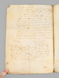 [ Manuscrit : Acte de Constitution de Rente au profit des Dames Religieuses de Ste Ursule de Vesoul, capital de 1600 livres, rente de 8 livres due par les débiteurs Claude Jacoulot le Jeune et Barbe Hugot sa femme, terme au 1er fevrier 1667 et Acte de Cession partielle des droits  du défunt Jacoulot, le 21 décembre 1700, à Maître Sébastien Seguin, "procureur au bailliage et siège présidial de Vesoul". Les Ursulines de Vesoul sont représentées par la Révérende Mère Soeur de la Nativité, Supérieure, et Révérénde Mère Sœur de l'Annonciation, procureuse ].