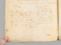 [ Manuscrit : Acte de Constitution de Rente au profit des Dames Religieuses de Ste Ursule de Vesoul, capital de 1600 livres, rente de 8 livres due par les débiteurs Claude Jacoulot le Jeune et Barbe Hugot sa femme, terme au 1er fevrier 1667 et Acte de Cession partielle des droits  du défunt Jacoulot, le 21 décembre 1700, à Maître Sébastien Seguin, "procureur au bailliage et siège présidial de Vesoul". Les Ursulines de Vesoul sont représentées par la Révérende Mère Soeur de la Nativité, Supérieure, et Révérénde Mère Sœur de l'Annonciation, procureuse ].