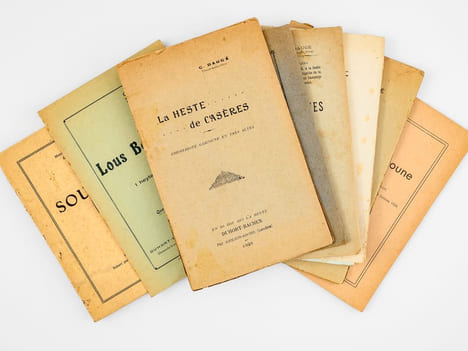 [Lot de 9 ouvrages de l'abbé Césaire Daugé : ] La Heste de Casères. Coumédiote gascoune en tres actes [ On joint : ]  Lou Nouste Enric. Coumediote, ...