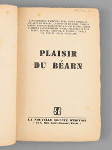 Plaisir du Béarn [ Contient : ] Panneaux pour un paravent de Lendresse (Francis Jammes) ; Souvenirs de la rue Sablière (Louis Barthou) ; Belles feuilles arrachées par la mort au Béarn (Charles de Bordeu) ; Fragment de Journal au Béarn (Paul-Jean Toulet) ; Vacances béarnaises (Tristan Derème) ; Les Enfances de Henri IV à Pau (Henry Bordeaux) ; Conquêtes du Béarn (A. Champetier de Ribes) ; Pau, station philosophique et poétique (F. Duhourcau) ; Le Béarn, département littéraire (M. Martin du Gard) ; D'un Béarn romantique et conformiste (Emmanuel Berl) ; La Vallée d'Aspe et sa Pleureuse (F. Ribadeau Dumas) ; Retour de Lourdes (Michelle et Paul Bléry) ; Un savant béarnais : le souvenir de Charles Moureu (Pierre Lasserre) ; Alfred de Vigny en Béarn (Franz Toussaint) ; Plaisir des Vins du Béarn (Bernard Nabonne).