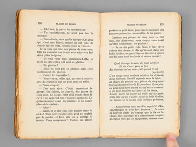 Plaisir du Béarn [ Contient : ] Panneaux pour un paravent de Lendresse (Francis Jammes) ; Souvenirs de la rue Sablière (Louis Barthou) ; Belles feuilles arrachées par la mort au Béarn (Charles de Bordeu) ; Fragment de Journal au Béarn (Paul-Jean Toulet) ; Vacances béarnaises (Tristan Derème) ; Les Enfances de Henri IV à Pau (Henry Bordeaux) ; Conquêtes du Béarn (A. Champetier de Ribes) ; Pau, station philosophique et poétique (F. Duhourcau) ; Le Béarn, département littéraire (M. Martin du Gard) ; D'un Béarn romantique et conformiste (Emmanuel Berl) ; La Vallée d'Aspe et sa Pleureuse (F. Ribadeau Dumas) ; Retour de Lourdes (Michelle et Paul Bléry) ; Un savant béarnais : le souvenir de Charles Moureu (Pierre Lasserre) ; Alfred de Vigny en Béarn (Franz Toussaint) ; Plaisir des Vins du Béarn (Bernard Nabonne).
