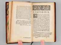Les Souverains du Monde (4 Tomes - Complet) Ouvrage qui fait connoistre la Généalogie de leurs Maisons, l'Etenduë & le Gouvernement de leurs Etats, leur Religion, leurs Revenus, leurs Forces, leurs Titres, leurs Prétentions, leurs Armoiries, l'Origine historique des Pièces ou des Quartiers qui les composent, & le lieu de leur Résidence.