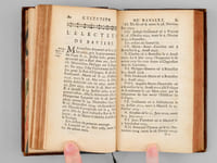 Les Souverains du Monde (4 Tomes - Complet) Ouvrage qui fait connoistre la Généalogie de leurs Maisons, l'Etenduë & le Gouvernement de leurs Etats, leur Religion, leurs Revenus, leurs Forces, leurs Titres, leurs Prétentions, leurs Armoiries, l'Origine historique des Pièces ou des Quartiers qui les composent, & le lieu de leur Résidence.