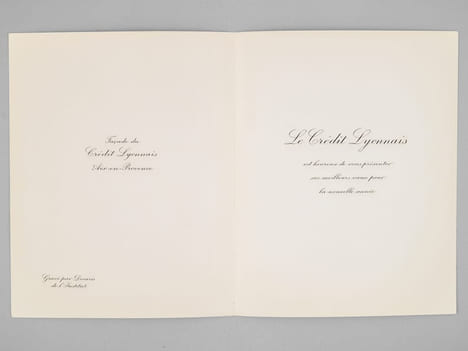 [ Lot de 9 cartes de Voeux gravées par Albert Decaris : ] Agence du Crédit Agricole de Saint-Tropez - Le Palais du Commerce à Lyon en 1863 - Façade du ...