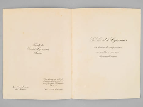 [ Lot de 9 cartes de Voeux gravées par Albert Decaris : ] Agence du Crédit Agricole de Saint-Tropez - Le Palais du Commerce à Lyon en 1863 - Façade du ...