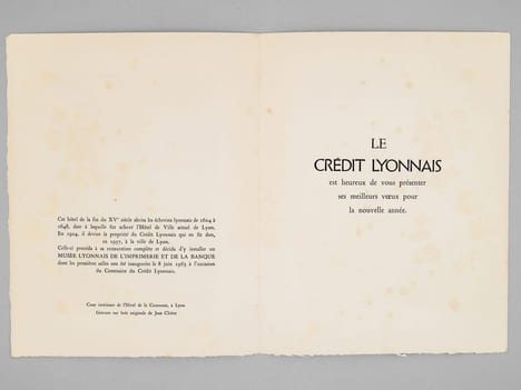[ Lot de 9 cartes de Voeux gravées par Albert Decaris : ] Agence du Crédit Agricole de Saint-Tropez - Le Palais du Commerce à Lyon en 1863 - Façade du ...