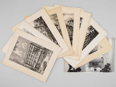 [ Lot de 9 cartes de Voeux gravées par Albert Decaris : ] Agence du Crédit Agricole de Saint-Tropez - Le Palais du Commerce à Lyon en 1863 - Façade du Crédit Lyonnais à Brignoles - Hôtel de la Couronne à Lyon - Façade du Crédit Lyonnais à Figeac - Façade du Crédit Lyonnais à Amiens - Façade du Crédit Lyonnais à Aix-en-Provence - Façade du Crédit Lyonnais à Verneuil-sur-Avre - Agence du Crédit Lyonnais à Abidjan
