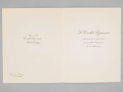 [ Lot de 9 cartes de Voeux gravées par Albert Decaris : ] Agence du Crédit Agricole de Saint-Tropez - Le Palais du Commerce à Lyon en 1863 - Façade du Crédit Lyonnais à Brignoles - Hôtel de la Couronne à Lyon - Façade du Crédit Lyonnais à Figeac - Façade du Crédit Lyonnais à Amiens - Façade du Crédit Lyonnais à Aix-en-Provence - Façade du Crédit Lyonnais à Verneuil-sur-Avre - Agence du Crédit Lyonnais à Abidjan