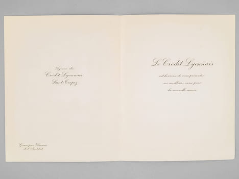 [ Lot de 9 cartes de Voeux gravées par Albert Decaris : ] Agence du Crédit Agricole de Saint-Tropez - Le Palais du Commerce à Lyon en 1863 - Façade du ...