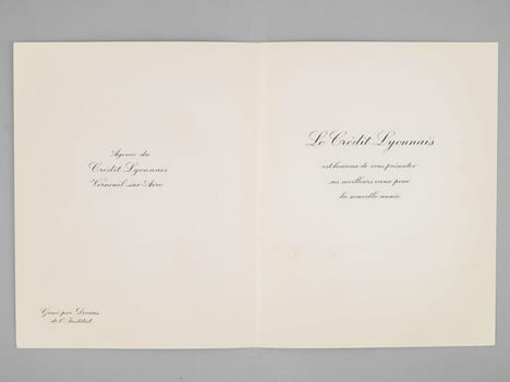 [ Lot de 9 cartes de Voeux gravées par Albert Decaris : ] Agence du Crédit Agricole de Saint-Tropez - Le Palais du Commerce à Lyon en 1863 - Façade du ...