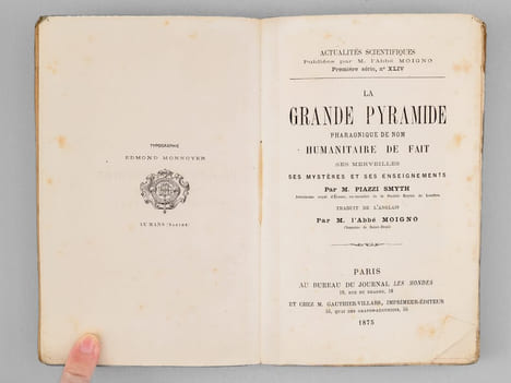 La Grande Pyramide. Pharaonique de nom, humanitaire de fait, ses merveilles, ses mystères et ses enseignements.. PIAZZI SMYTH, Charles ; (MOIGNO, Abbé ...