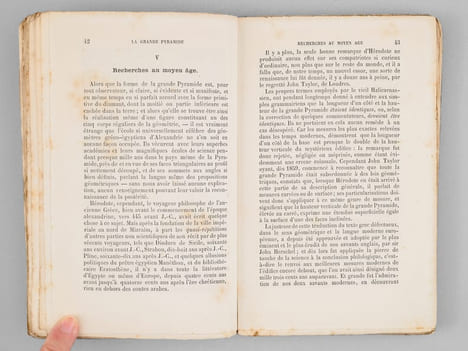 La Grande Pyramide. Pharaonique de nom, humanitaire de fait, ses merveilles, ses mystères et ses enseignements.. PIAZZI SMYTH, Charles ; (MOIGNO, Abbé ...