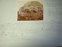 Album Photo et cartes postales. Album photo contenant des photos de New-York, Versailles, Algérie (dont Kbor-er-Roumia), Jersey, vers 1897-1899 et cartes postales grand format d'Algérie ou d'Espagne (Corrida), l'ensemble en 1 album in-8 oblong, feuillets sur onglets
