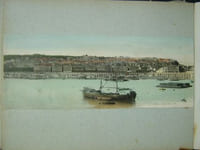 Album Photo et cartes postales. Album photo contenant des photos de New-York, Versailles, Algérie (dont Kbor-er-Roumia), Jersey, vers 1897-1899 et cartes postales grand format d'Algérie ou d'Espagne (Corrida), l'ensemble en 1 album in-8 oblong, feuillets sur onglets