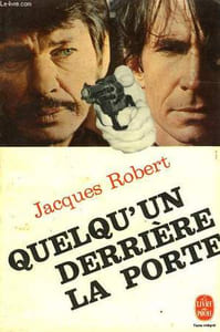 QUELQU'UN DERRIERE LAPORTE