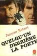 QUELQU'UN DERRIERE LAPORTE. ROBERT JACQUES