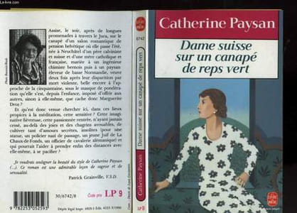 DAME SUISSE SUR UN CANAPE DE REPAS VERT