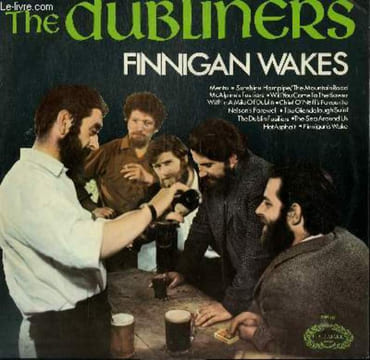DISQUE VINYLE 33T FINNEGAN WAKES. MENTO / NELSON'S FAREWELL / THE DUBLIN FUSILIERS / MC ALPINE'S FUSILIERS / THE SEA AROUND US / CHIEF O'NEIL'S ...