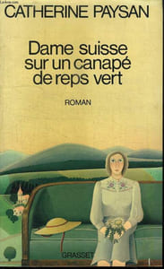 DAME SUISSE SUR UN CANAPE DE REPS VERT.